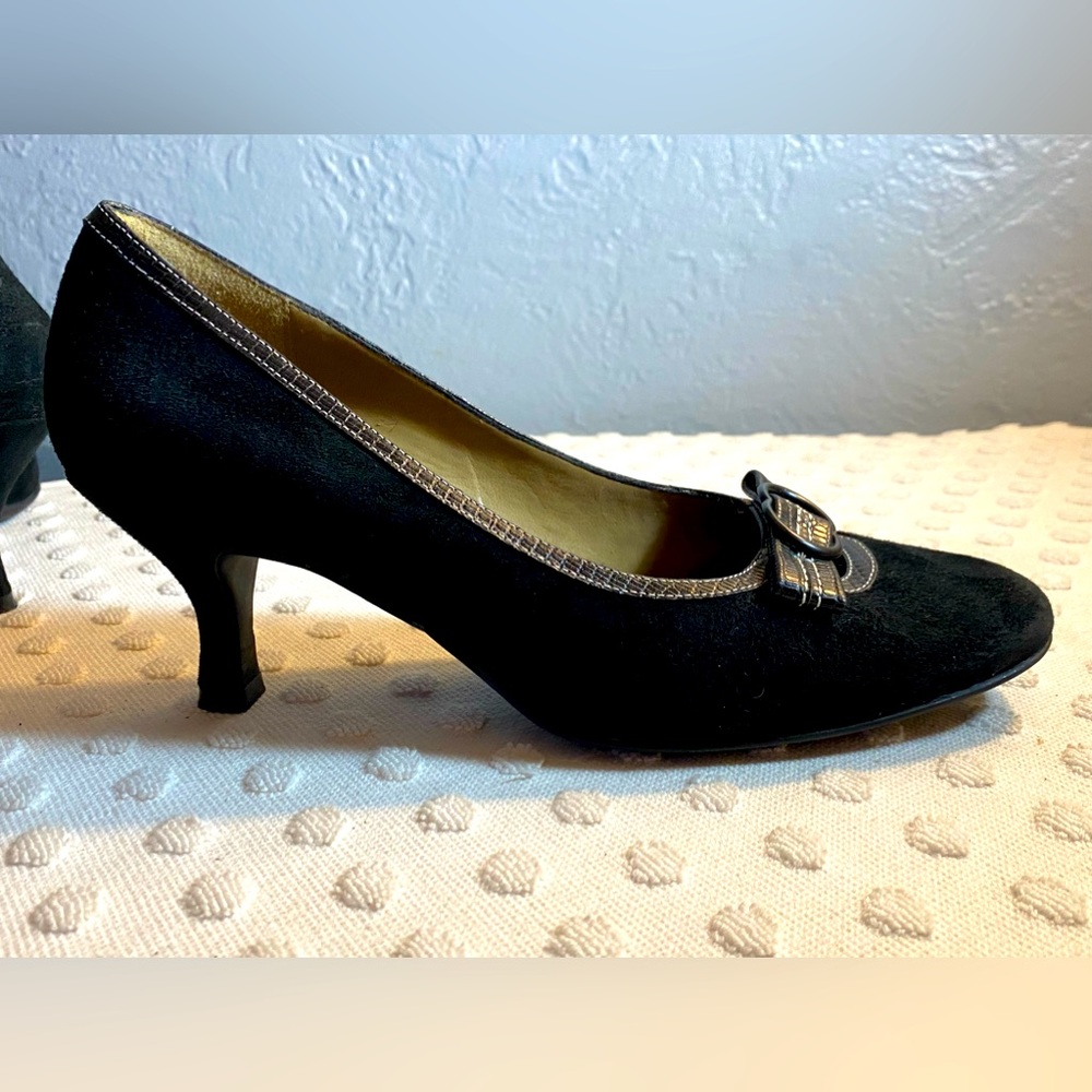 NATURALIZER Black Suede Kitten Heel Pump with Bow Detail and Contrast Theading